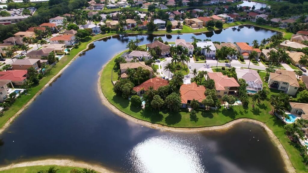 Aerial view of Florida neighborhood with homes around a lake